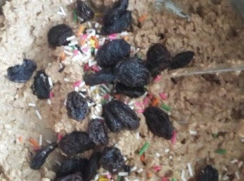 step4: 再加入五穀粉與葡萄乾等~拌勻