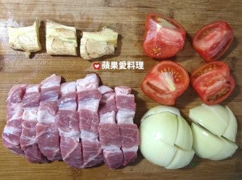 step1: 蕃茄（不去皮）、洋葱切塊；薑用刀背輕拍後切段；豬梅花切條（厚度約2cm）。