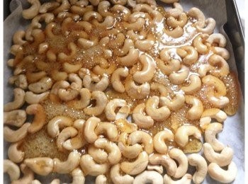 step4: 將腰果鋪平在焗盤上，將150度的糖漿離火，立即平均倒在腰果上。