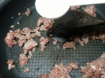 step3: 起油鑊炒勻豬肉,加5湯匙食用開水煮熟豬肉