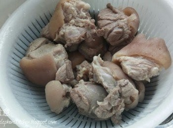 step1: 鍋放滾水加入白醋、紹興酒，將豬手下水滾至熟