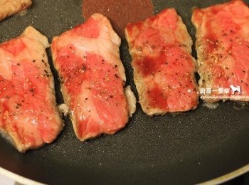 step1: 牛小排切片放入不沾鍋中，兩面撒上適量黑胡椒、鹽調味，煎至喜歡的熟度後盛起。