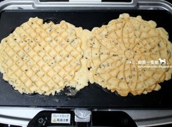 step8: 壓下蓋子，依機器指示操作，烘烤出自己喜歡的顏色。（用我的鬆餅機約烤1分鐘~1分半左右即可）。