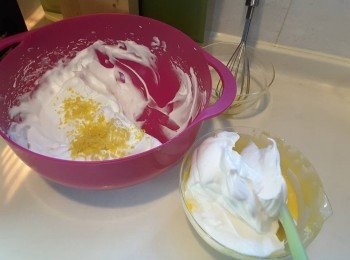 step6: 用膠刮把1/3蛋白霜加入蛋糕糊中拌勻後，全部倒回蛋白霜中，徹底拌勻