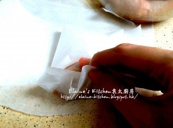 step3: 牛油紙剪成細塊 , 將<a href="https://bit.ly/3zHU5V3" target="_blank" data-keyword="雞翼" class="guide-link"><strong>雞翼</strong></a> <span style="display:inline-block;vertical-align:middle;margin-top:-3px;color:initial;border-radius:3px;padding:2px 3px;font-size:12px;line-height:14px;background:#87d300;color:#fff;">即買</span> 放入焗爐紙內包好 , 再放在另一張焗爐紙內再包一次
