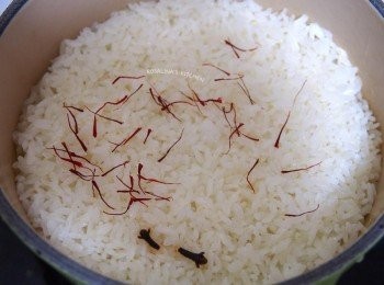 step2: 2.煮飯悶好之後，再入一小搓番紅花，蓋上蓋子再度悶5分鐘，取出來放涼，備用，等等炒飯的時候，就不會沾鍋了。