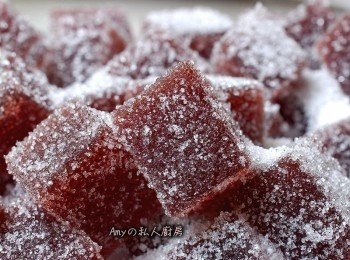 step6: 均勻灑上糖粉，避免軟糖沾黏。