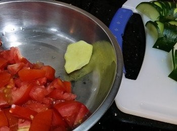 step2: 等待三文魚解凍時候，可以預備切好配料先。
將蕃茄和蔥切粒(備用)，磨薑汁一茶匙(備用)。