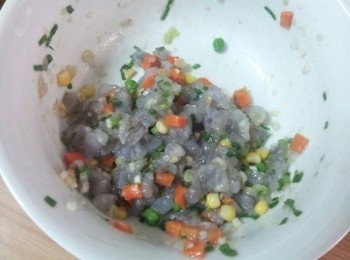 step5: 加入鹽 , 糖 , 胡椒粉 , 麻油後把所有材料拌勻