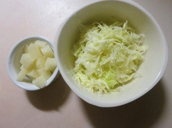 step3: 高麗菜切絲抓點鹽巴出水備用 馬鈴薯蒸熟