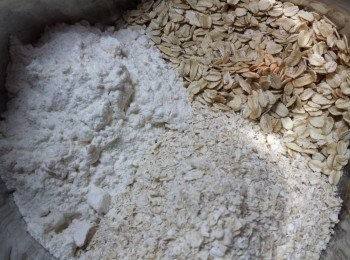 step2: 先將低筋麵粉、泡打粉及所有燕麥片混合。
