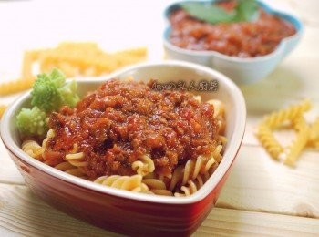 step7: 完成的紅醬可放置一晚會更入味喔!多餘的份量可小包分裝放冷凍庫保存,搭配義大利通心麵就非常好吃喔!