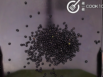 step1: 準備黑豆半碗並放進焗爐用上下火焗15分鐘