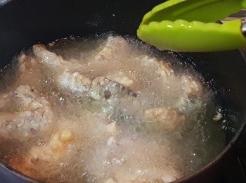 step4: 燒熱油鍋，將花菇條加入炸一會。