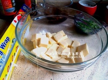 step9: 雞蛋豆腐浸10分鐘後瀝乾水份 , 再放回大碗內蓋上保鮮紙放入冰箱冷藏1小時