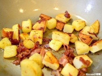 step2: 接著下馬鈴薯用培根的油煎至焦黃
