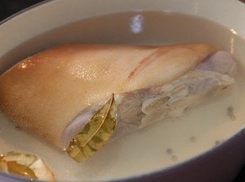 step3: (3) 放入咸豬手煮50分鐘