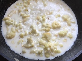 step7: 加入鮮奶，煮10分鐘至軟身。最後加入少許忌廉。