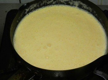 step3: 將打好的芒果牛奶煮開後，倒入步驟2快速攪拌