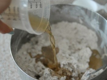 step3: 逐少將步驟二的混合液倒入麵粉內，不停攪拌