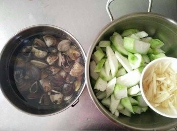 step2: 鍋中放入800cc的水，並開大火滾煮，且一併放入薑絲，好讓薑絲的味道能散發出香味於鍋中的湯頭裡，等待水滾沸後，