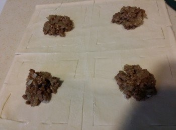 step5: 取出酥皮, 放軟後, 一開四件, 在四個角落約1cm處界出直角, 將咖喱牛肉餡料放在中間.