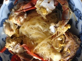 step1: 先將膏蟹蒸熟拆件取膏，用一粒蒜頭用油爆鑊下蟹膏及蟹件爆香攢酒、水加入浸軟的粉絲後加蓋炆焗至收水抄至微焦香便可關火上桌享用