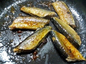 step4: 加入照燒汁與秋刀魚兜勻，至汁料收乾即可。