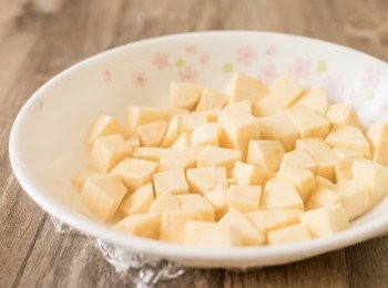 step2: 把蕃薯平鋪在碟中，以保鮮紙包好，隔水以中火蒸10分鐘至熟透。