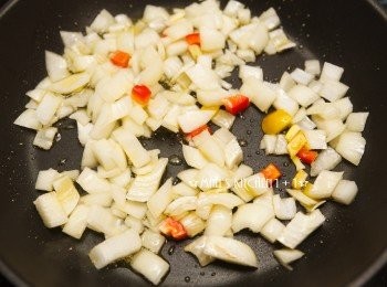 step1: 起油鍋先將洋蔥炒香。