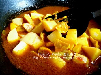 step12: 再將煮左10分鐘的咖哩汁加入薯仔及蕃薯拌勻 , 蓋上蓋轉慢火煮15分鐘