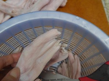 step1: 冬菇前一晚浸軟，之後去蒂，渣乾水份備用
冬菇水過篩後備用
鵝掌解凍後，去指甲備用