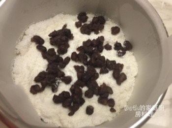 step5: 鋪上一層鬆糕粉，不要壓、隨意灑上蜜紅豆