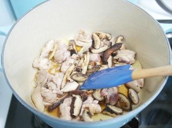 step4: 雞肉表面炒至白色後放入香菇一起炒。