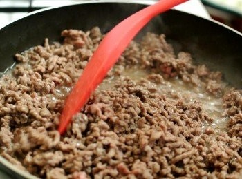 step3: 加2湯匙橄欖油, 落牛肉, 鹽及黑胡椒粉, 煮至變色後拿出