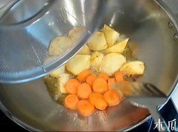 step4: 薯仔半煎炸至脆皮(炸薯不需要全熟), 再放入甘荀炸一回