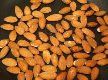 step1: 將杏仁用小火拌炒或放入烤箱，讓杏仁果帶些溫度，逼出香氣。