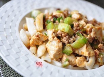 step11: 因為製作的成份不同，口感與義大利通心麵不同，比較像山東大滷麵的口感，但用鮮奶取代水製麵，讓麵條更有香氣，加上辣辣的麻婆豆腐超級好吃!