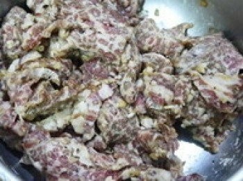 step2: 醃製好的牛肉下蛋白攪拌均勻，再放入太白粉攪拌均勻備用，先後次序很重要。