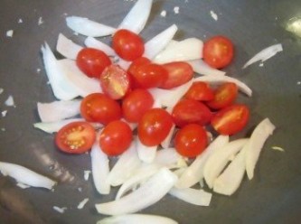step3: 續入番茄、兩種菇拌炒、入高湯整合味道、調味鹽與粗粒黑胡椒