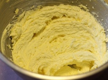 step1: 1.牛油室溫回軟，加入糖霜及鹽打勻。