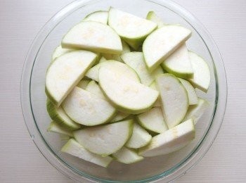 step2: 將絲瓜削去外皮,切成片狀或條狀皆可