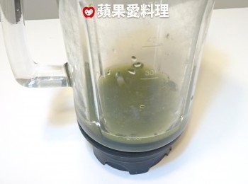 step2: 將抹茶粉和水放入果汁機，攪打均勻。