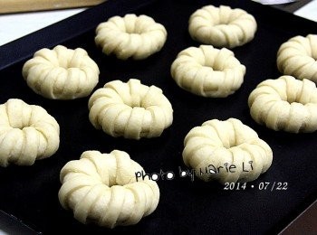 step6: 十朵花形麵包抓出間距整齊地擺放在烤盤上
噴點水，蓋上擰乾的溼布
靜置三十分鐘以上做最後發酵

※ 因為我在整形上花了較多的時間
    所以最後發酵的時間我自動將之縮減了。