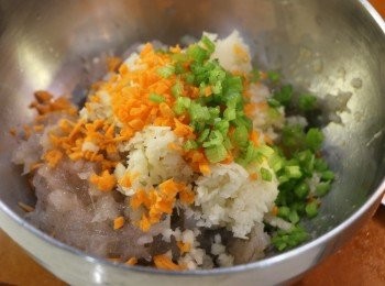 step5: 然後放入紅蘿蔔和芹菜粒再順一方向拌勻，並摔打數十下至呈黏性。