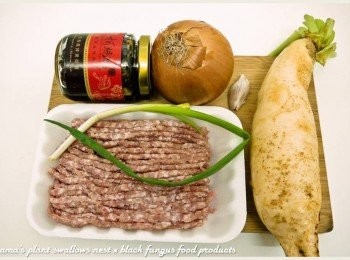 step1: 準備紅椒麻辣黑菇醬、青蔥、洋蔥、白玉蘿蔔、豬絞肉與蒜頭等<span class="group_1">食材</span>。