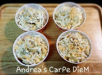 step3: 鋪上焗烤乳酪絲,撒上適量黑胡椒.義大利香料(義大利香料沒有也沒關係,是配色兼提味)