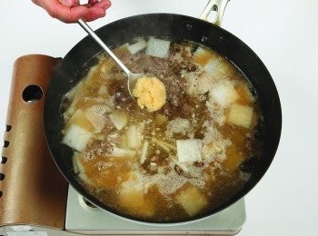 step8: 加入蒜泥，並以中火繼續煮約15 ∼ 20 分鐘。(加入一點黃砂糖，味道更顯香甜)