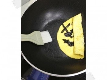 step6: 鍋的另一半抹上一些油~~