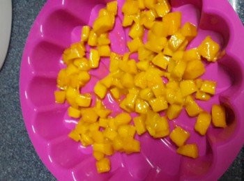 step7: 將芒果粒分平均放入容器中